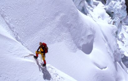 Følg fotografen i optagelserne på nogle af verdens højeste og farligste bjerge.